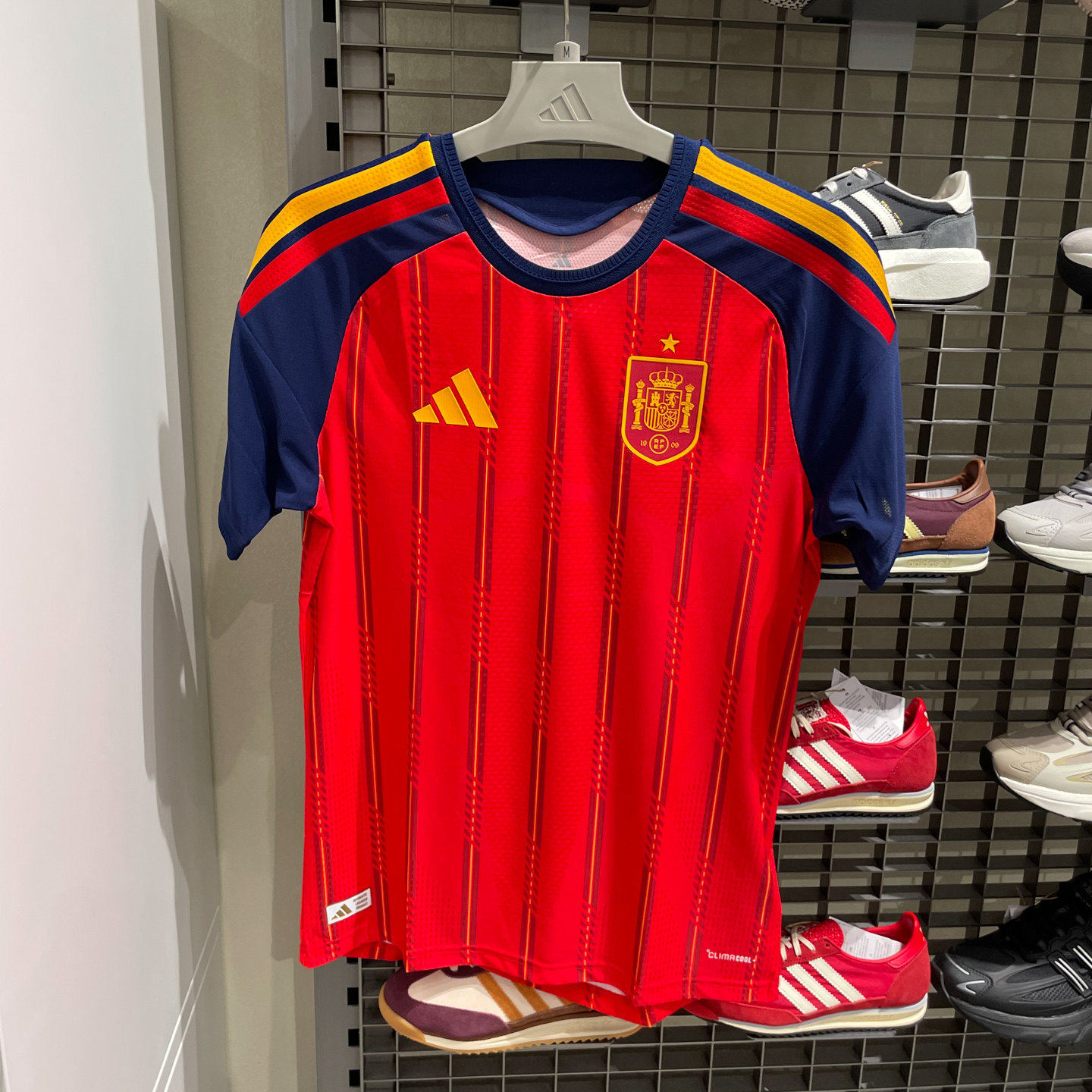 正品阿迪达斯2026世界杯西班牙主场AU球员U运动领短袖球服 JN4366