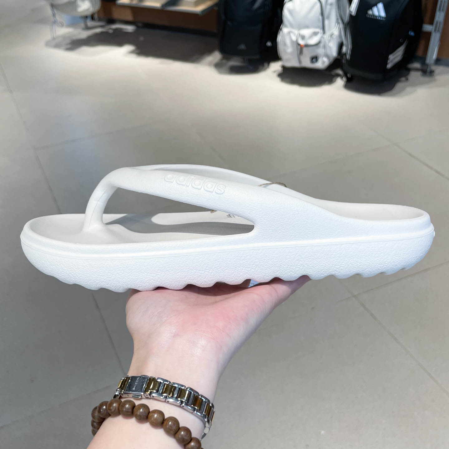 正品阿迪达斯男女拖鞋2026夏季款耐磨防滑运动鞋休闲人字拖HP6945