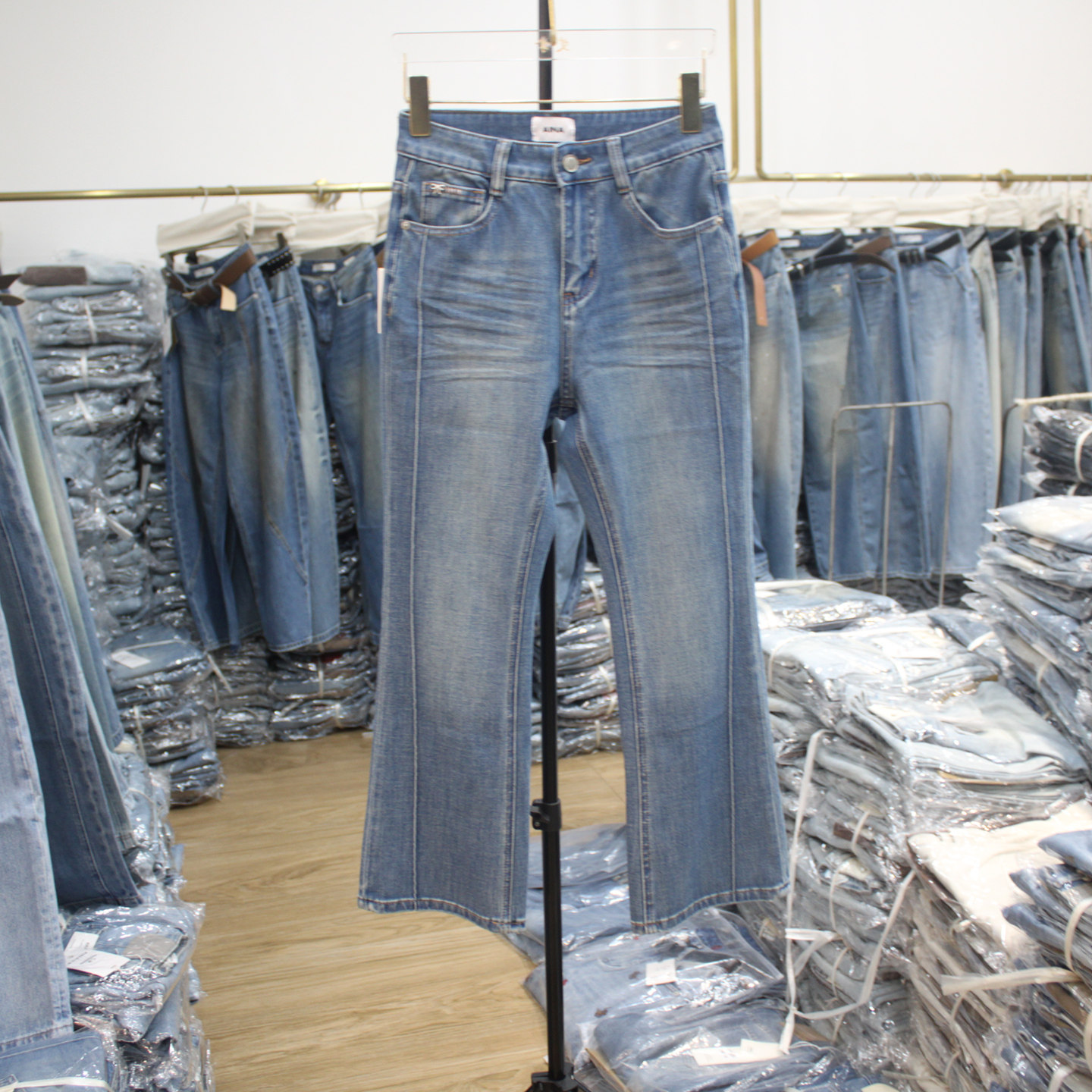 艾拿23950-1浅蓝色水洗修身牛仔微喇裤2026年春季女装显瘦九分裤