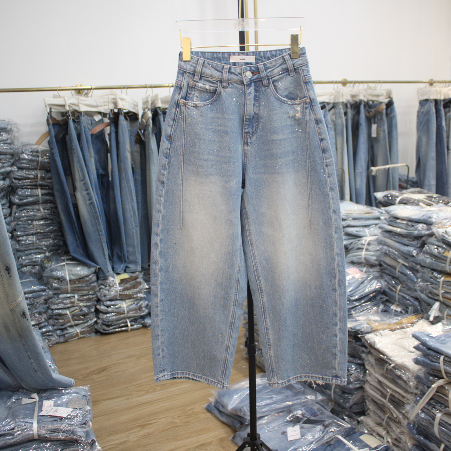 艾拿99018浅蓝色水洗无弹牛仔弯刀裤2026年春季新款女显瘦阔腿裤