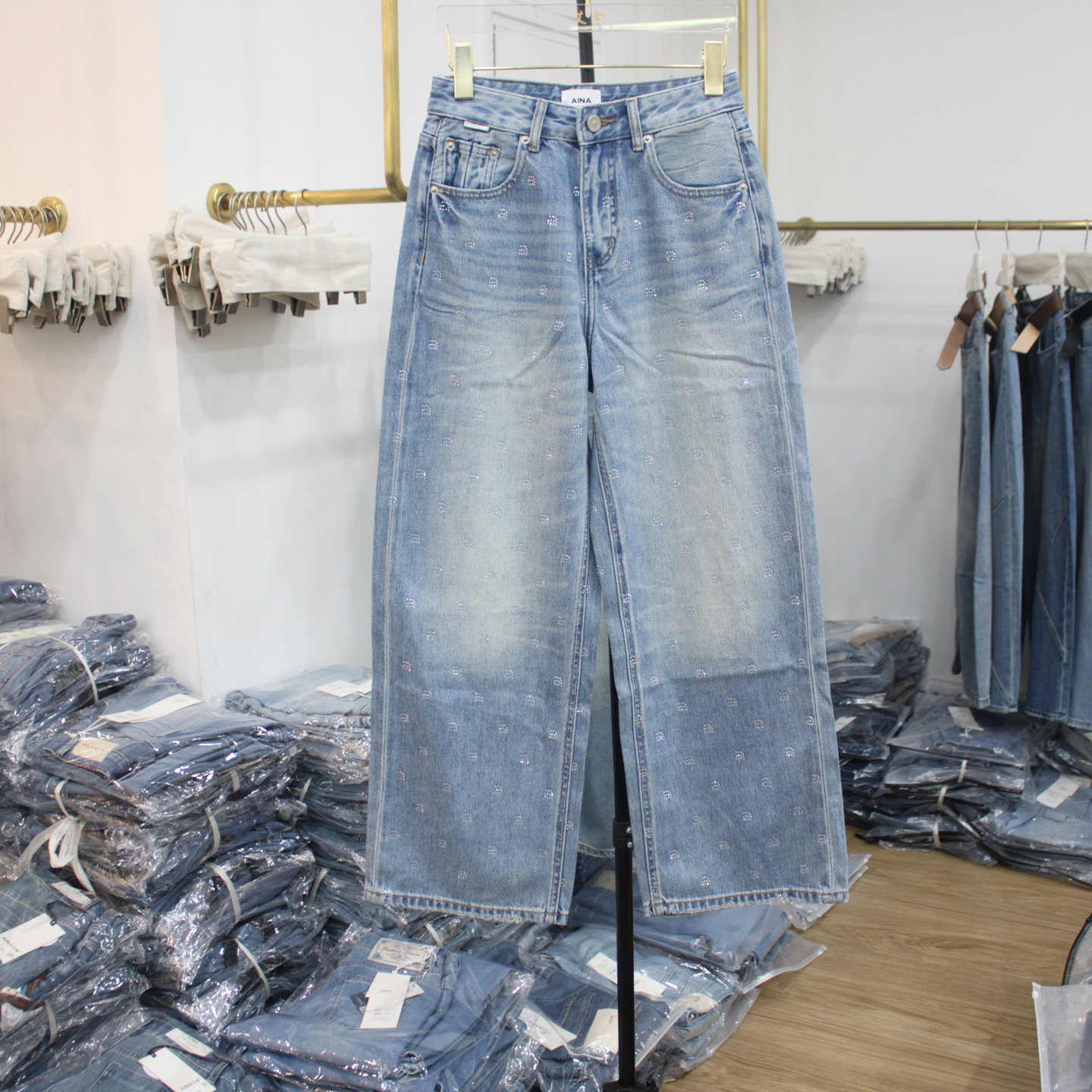 艾拿16055浅蓝色烫钻宽松直筒牛仔裤2026年春季女显瘦窄版阔腿裤