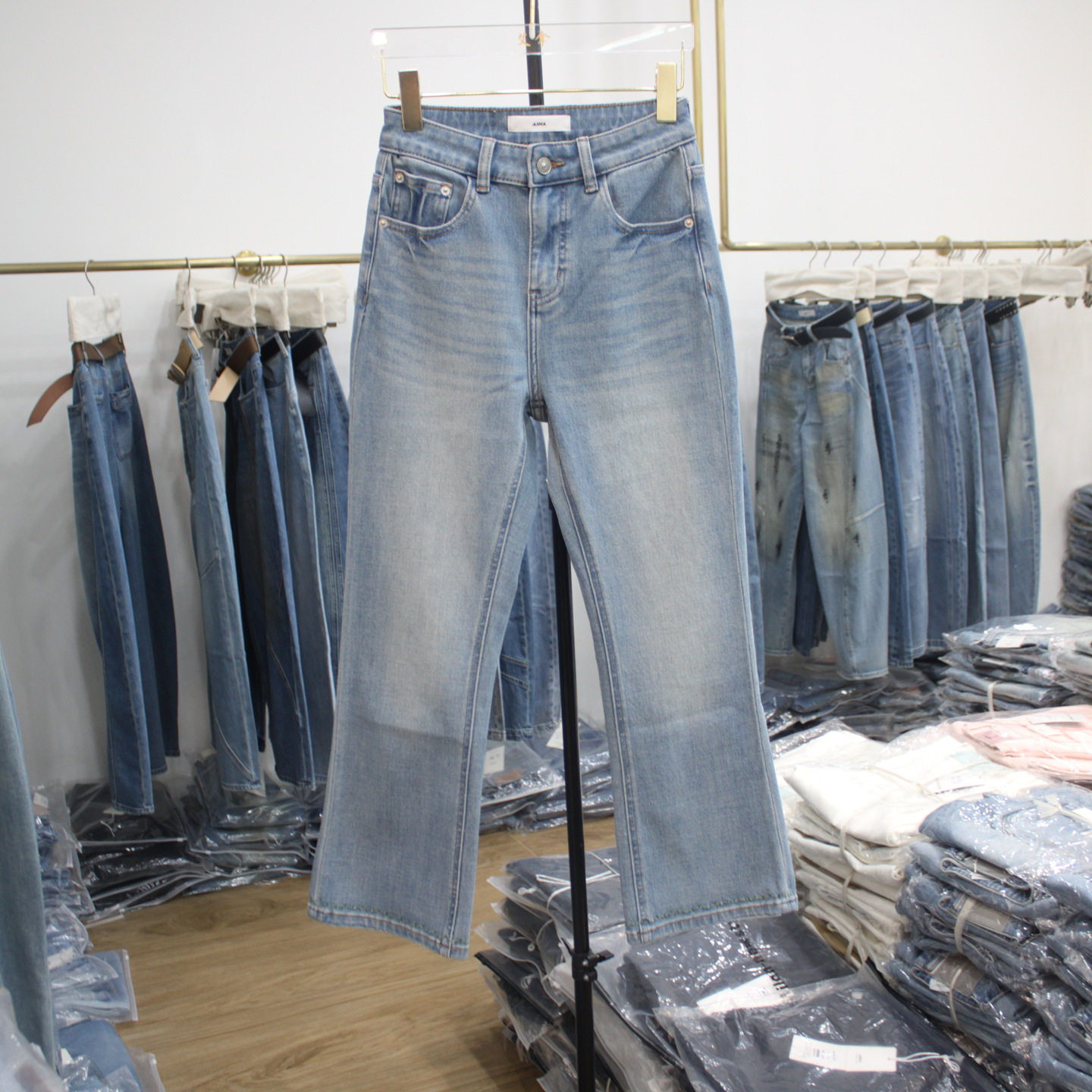 艾拿16050浅蓝色水洗高腰修身牛仔微喇裤2026年春季新款女装长裤