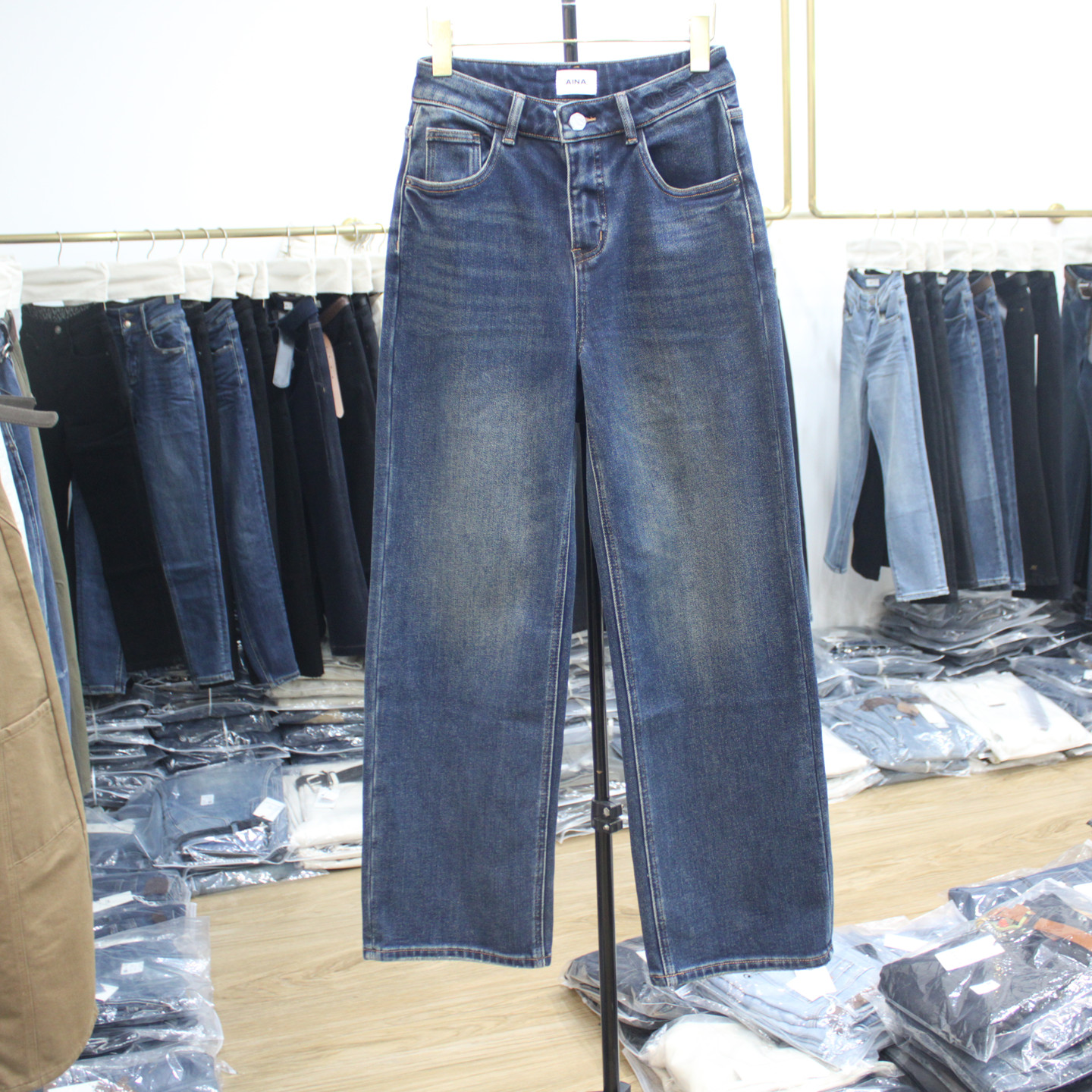 艾拿17037-2蓝色水洗植绒宽松直筒牛仔裤2025年冬季女装保暖长裤