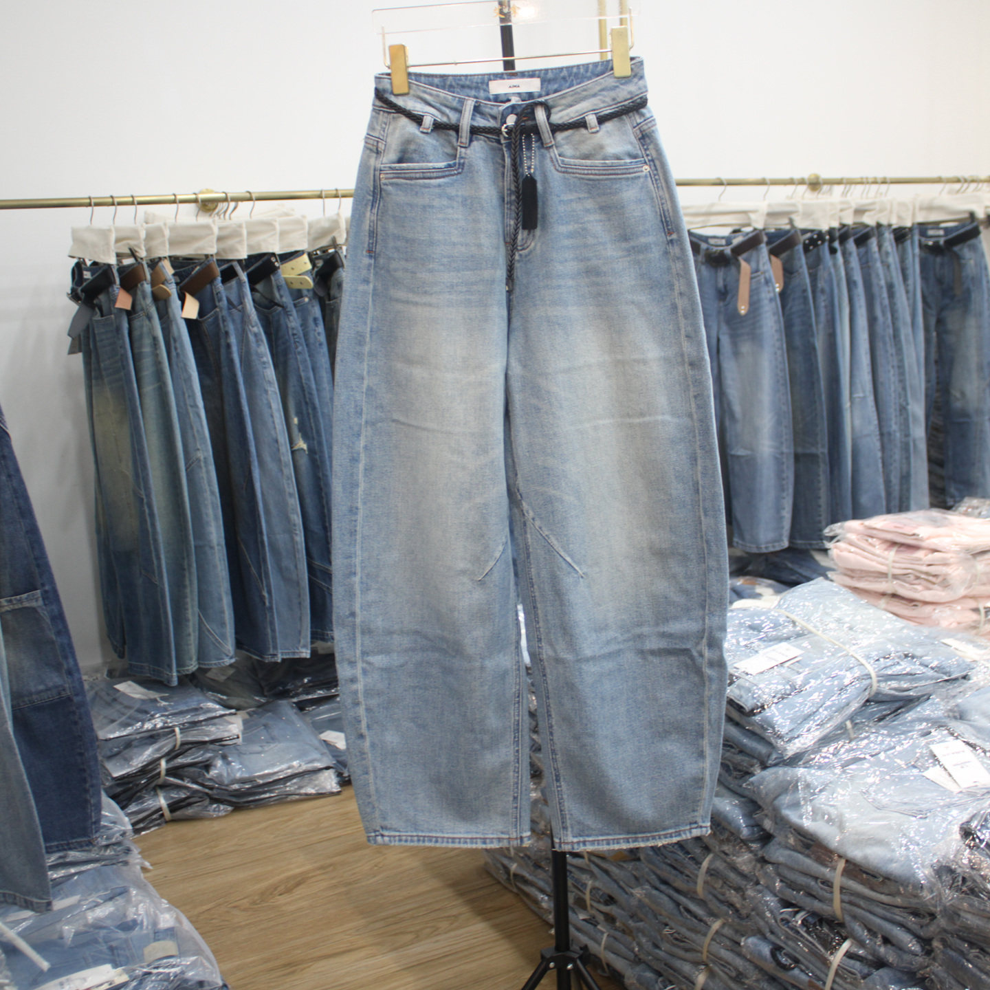 艾拿89105浅蓝色水洗宽松牛仔弯刀裤2026年春季新款女显瘦阔腿裤