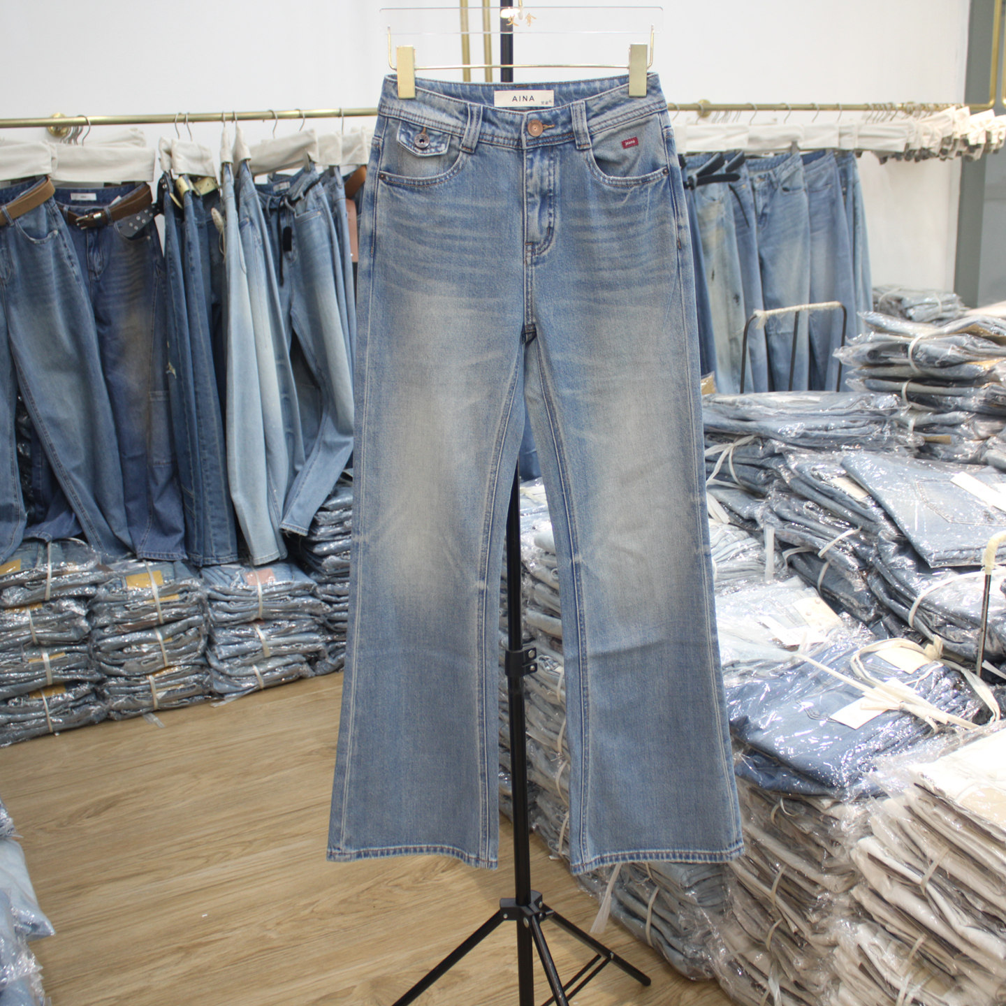 艾拿83152浅蓝色高腰修身牛仔微喇裤2026年春季新款女装显瘦长裤