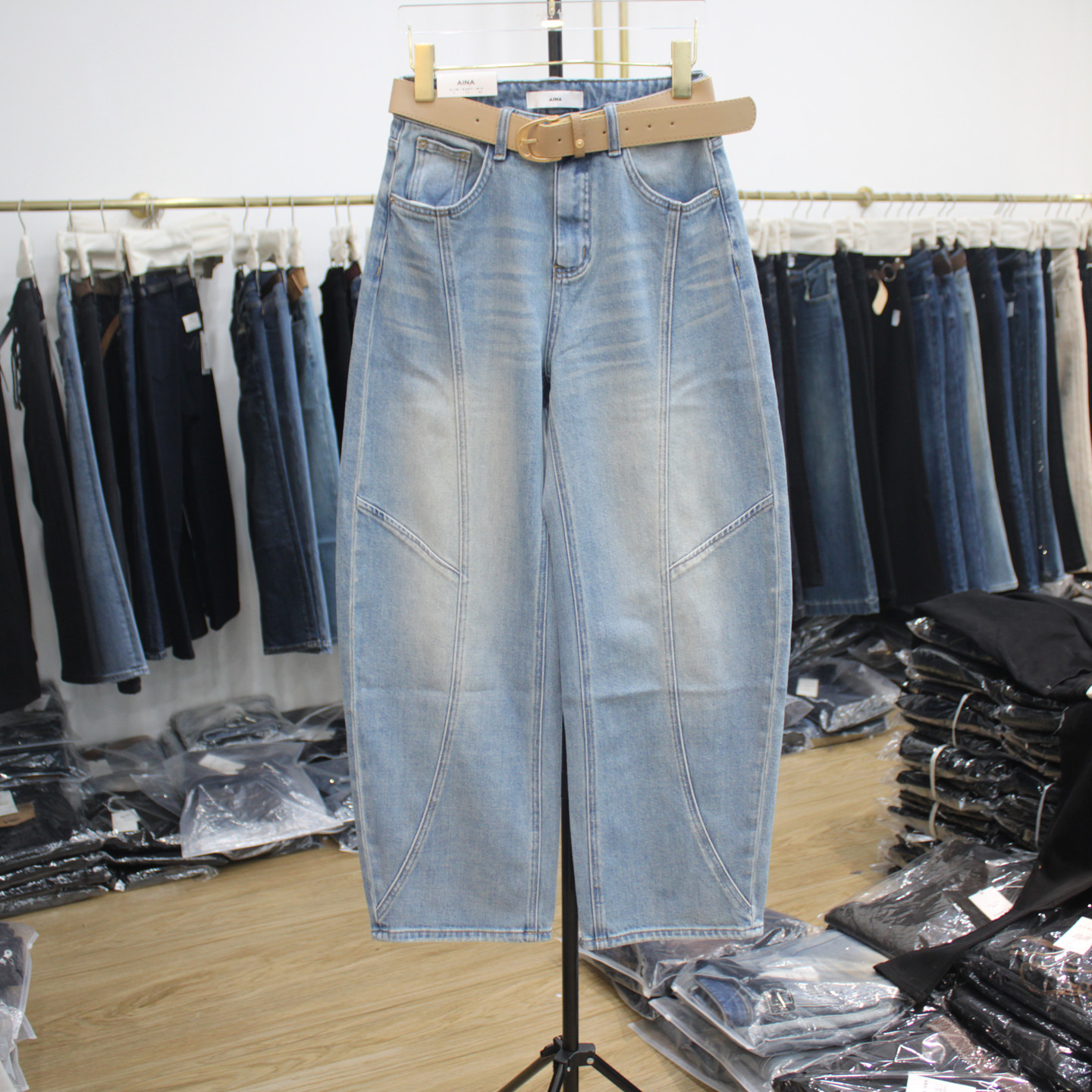 艾拿98760浅蓝色水洗高腰阔腿牛仔裤2026年春季新款女显瘦弯刀裤