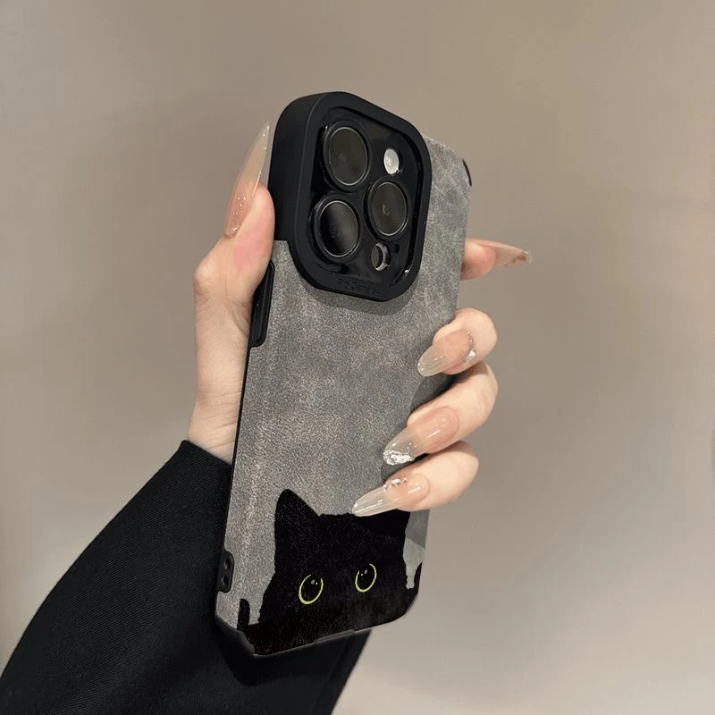 可爱探头黑色猫咪适用苹果16promax手机壳新款iPhone15复古皮绒11小众网红14高级感12超火创意13全包贴皮软壳