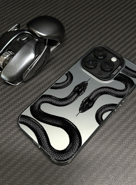 酷帅黑色蟒蛇适用苹果16promax手机壳iPhone15创意14新款13卡通网红pro情侣12男女plus镭射17彩银x防摔xr硬壳
