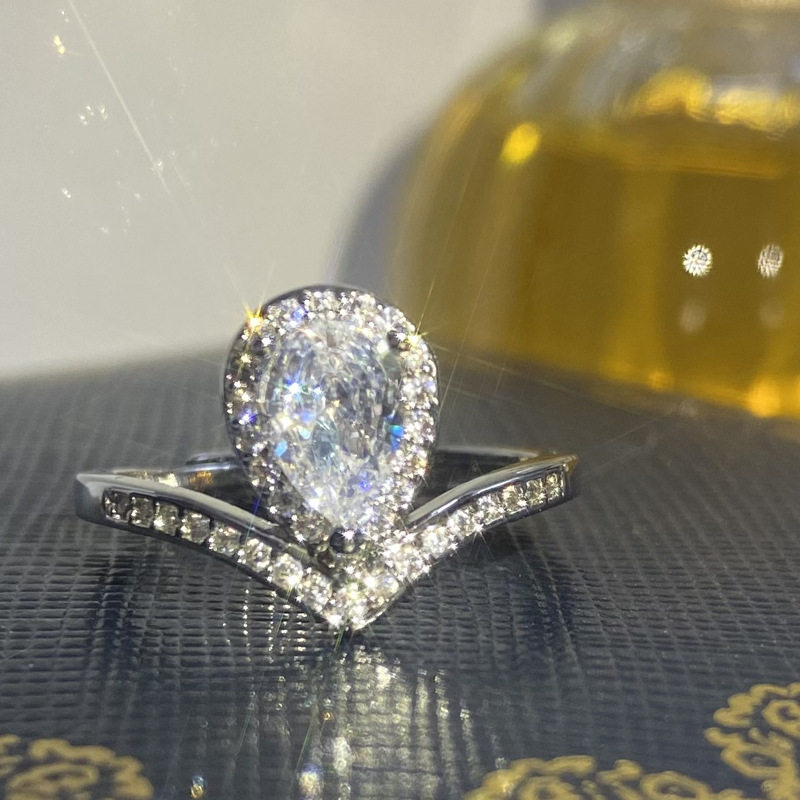 时尚美约瑟芬皇冠水滴v戒指公主粉色镶钻戒求婚礼物轻奢蓝钻指环