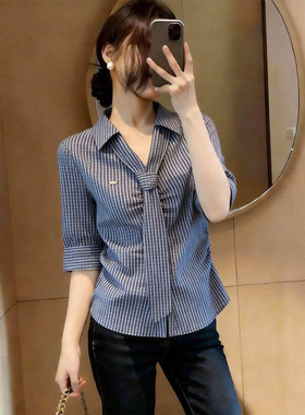 学院风藏青色条纹短袖衬衫女2026夏季高级感领带收腰独特别致上衣