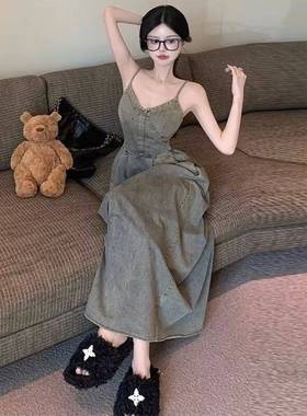 Randomly distribute miscellaneous clothing tops and pants