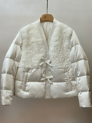 2025冬季V领拼羊毛蝴蝶结扣百搭短款鹅绒羽绒服外套