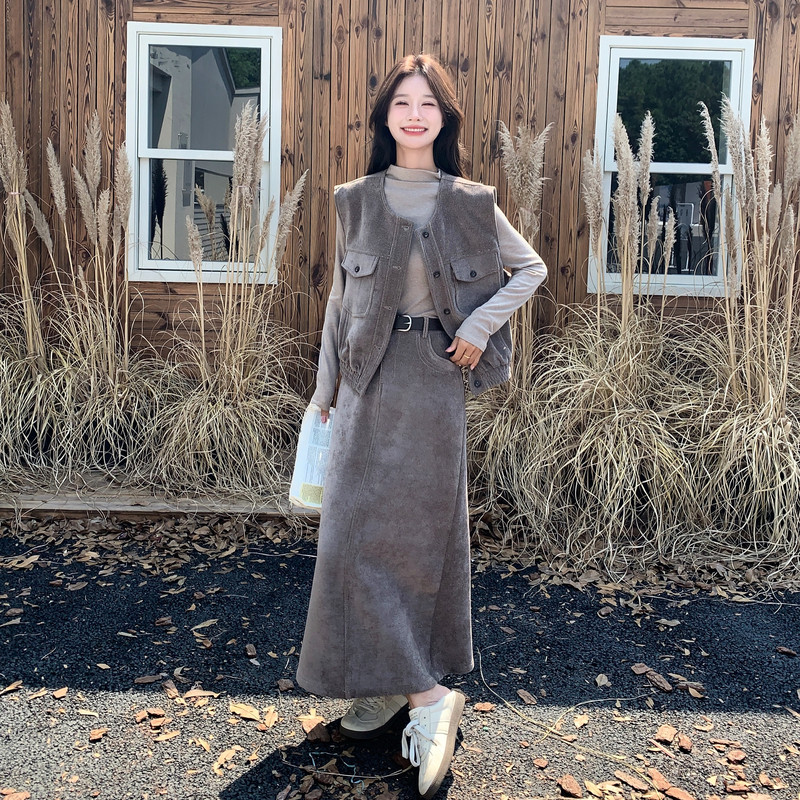 美拉德工装马甲半高领打底衫半身裙三件套女秋季新款时尚减龄套装