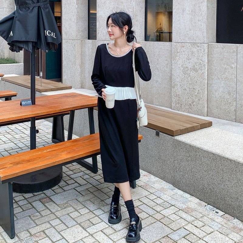 赫本风钉珠圆领连衣裙春秋新款法式优雅高级感气质显瘦修身小黑裙
