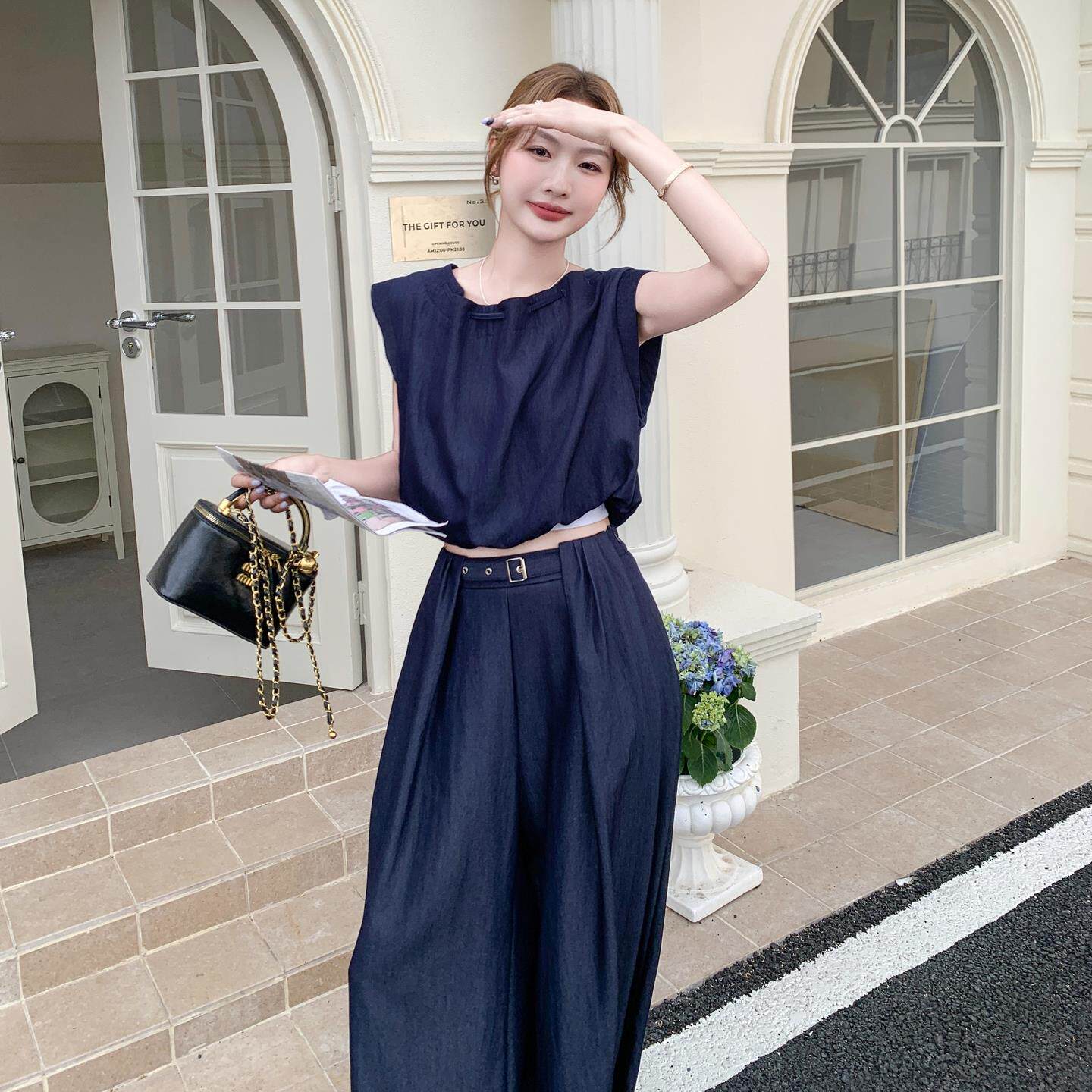 轻熟高级感休闲牛仔套装女夏日超火宽松显瘦露肩上衣阔腿裤两件套