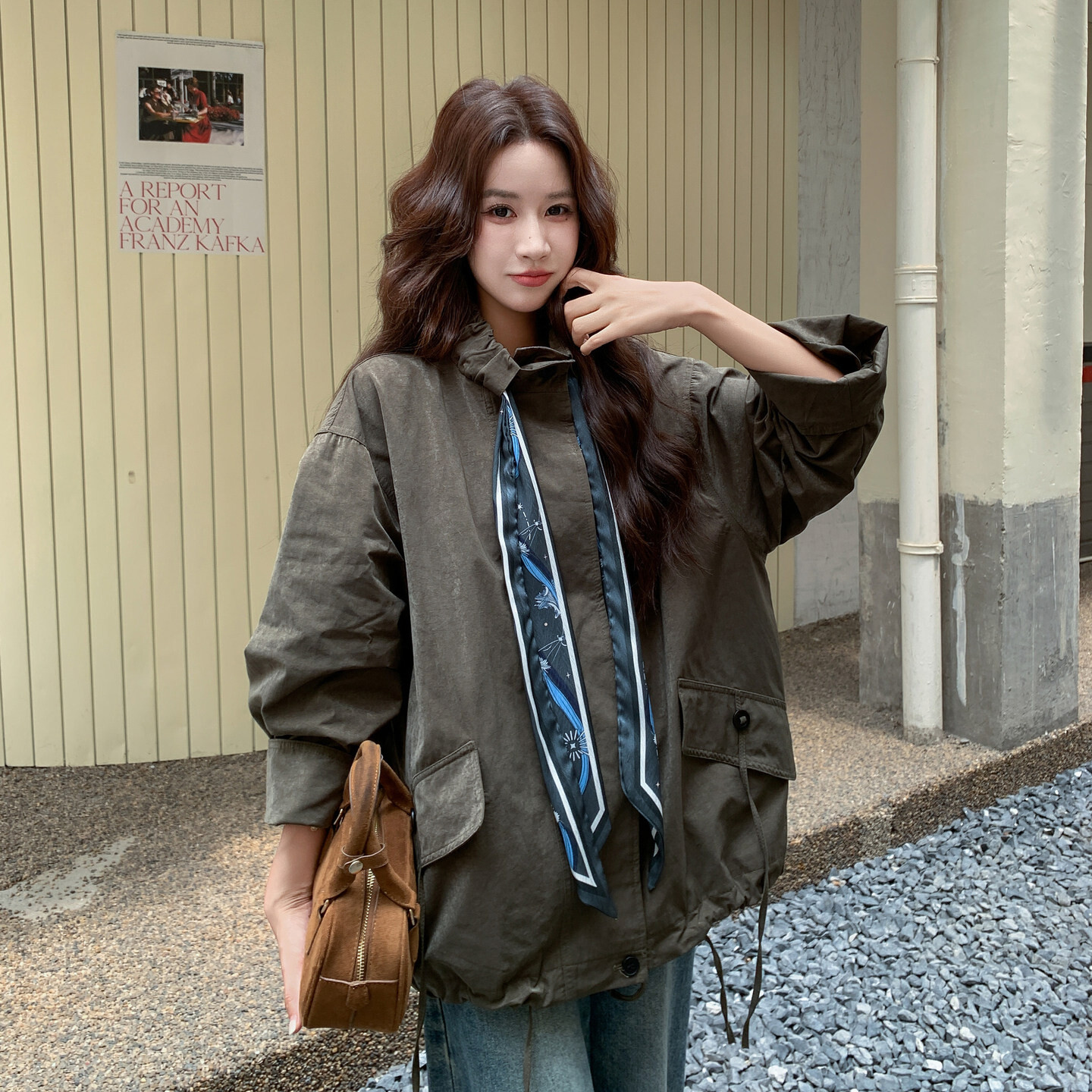 复古松弛感军绿色工装短外套女2026秋季新款领口搭配丝巾宽松夹克