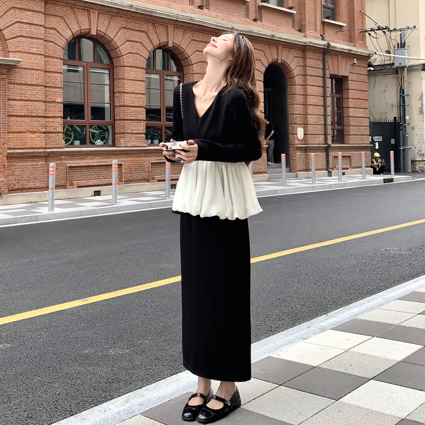 轻熟法式荷叶下摆丝绒女上衣黑白撞色长袖衬衫遮肚子减龄单穿小衫