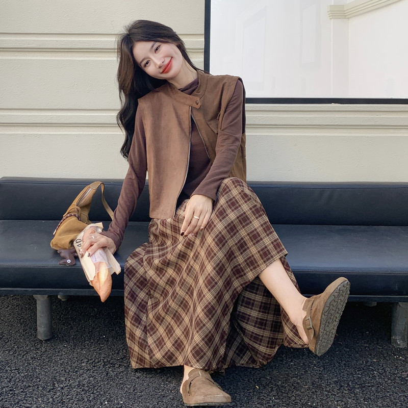 马甲打底衫格子半身裙套装女