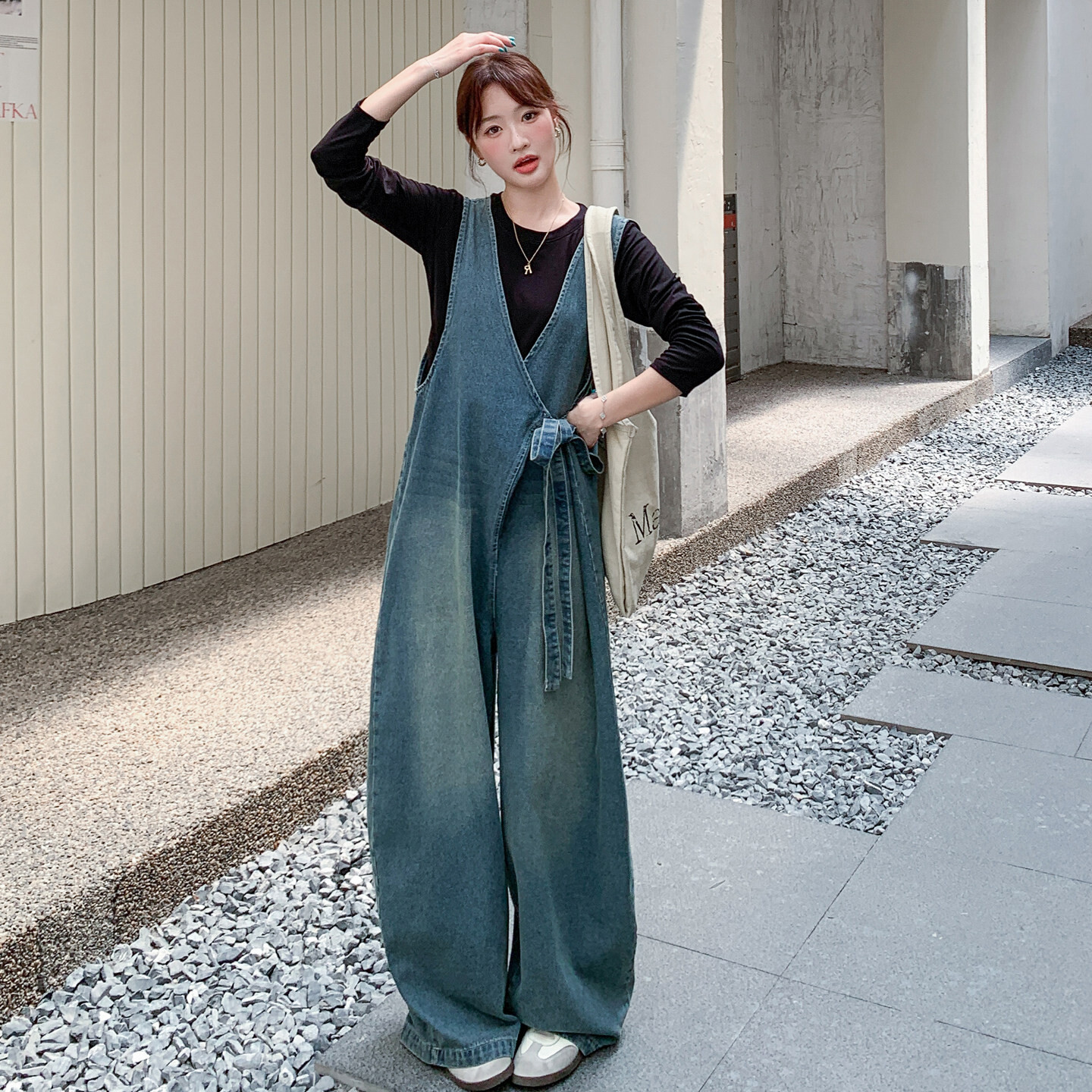 蓝色系带牛仔背带阔腿裤女
