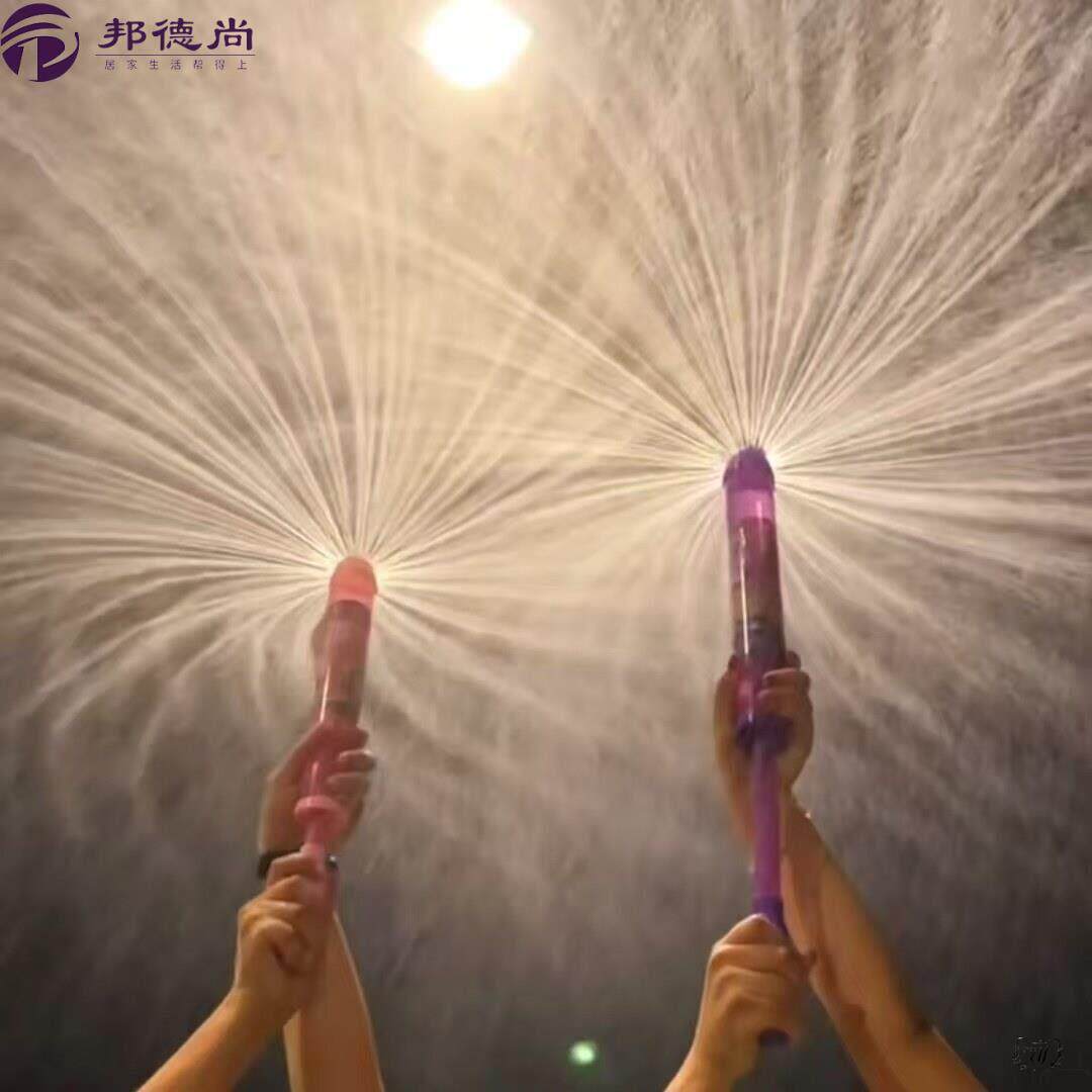 烟火水枪一瓶矿泉水的快乐夏季水烟花拍照氛围惊喜道具滋水喷呲枪