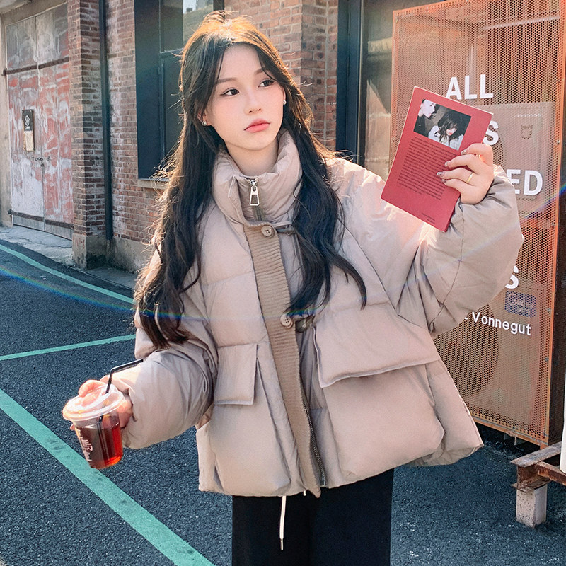 设计感牛角扣立领羽绒服女冬季2025新款小个子百搭90白鸭绒面包服,女装羽绒服,浙宝271