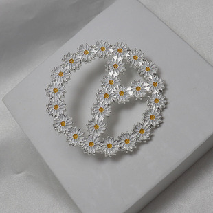 权志龙雏菊反战胸针服装配饰小礼物