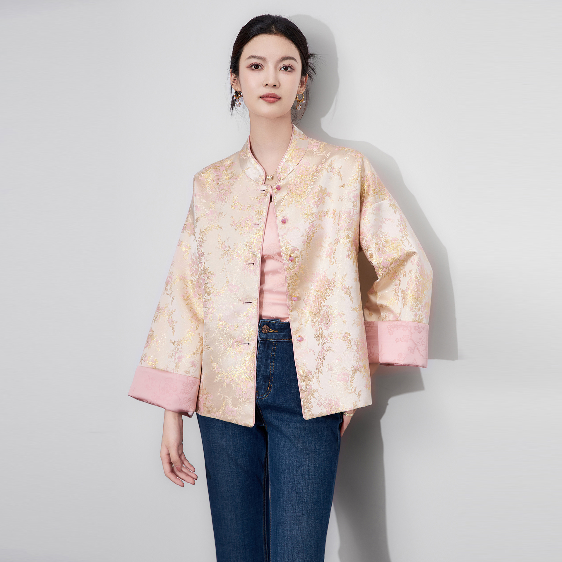 新中式瑞彩琼纹金线浮雕提花外套