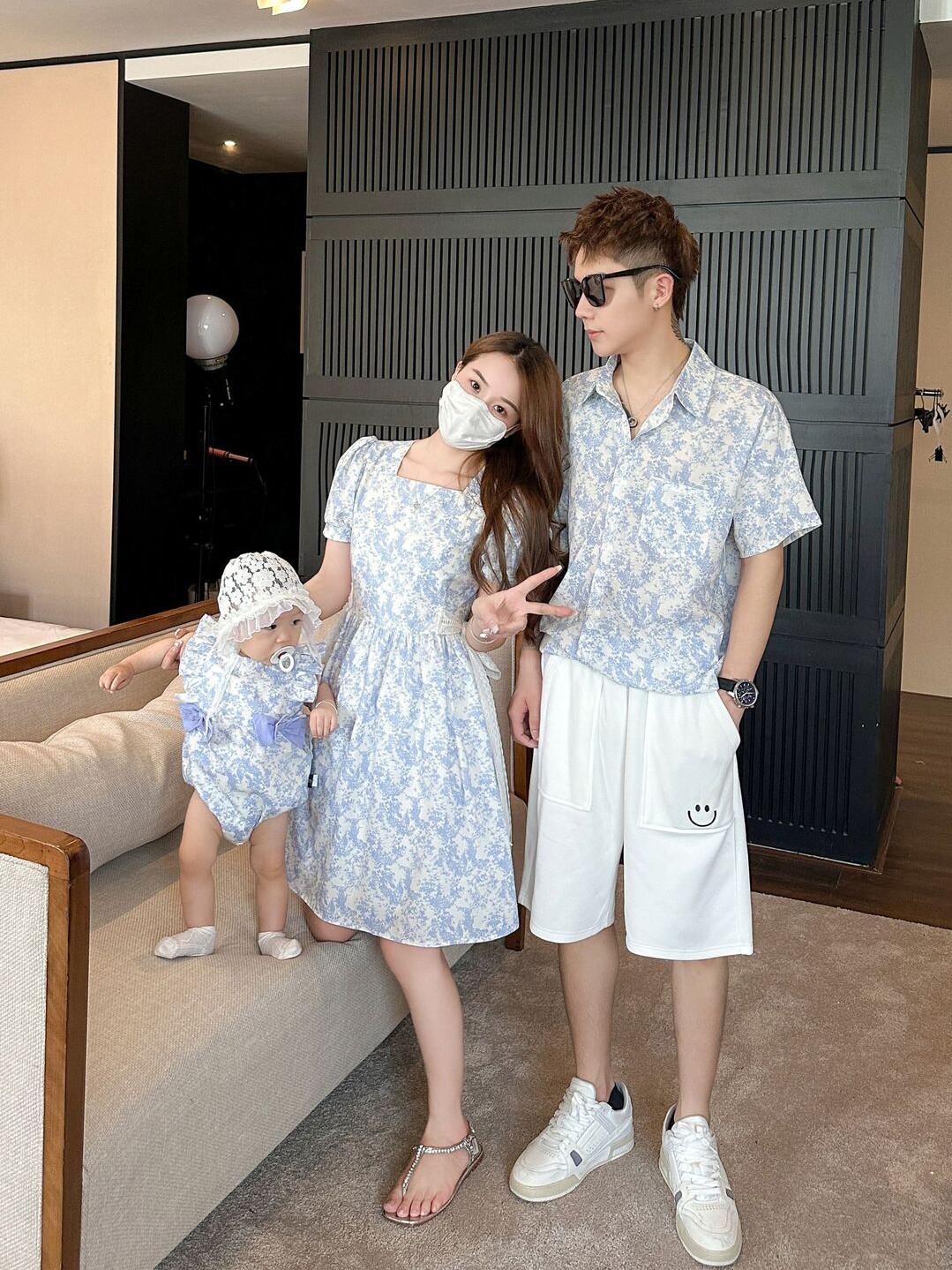 해변 휴가 부모-자식 복장 어머니-자식 청화 백자 셔츠 여름 세 가족 모녀 리본 꽃무늬 드레스