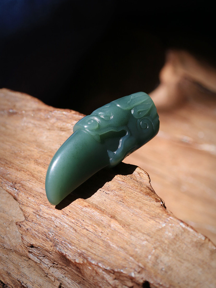 天然和田玉青玉籽料 蓝调 手工雕刻 龙牙吊坠 牙上爬龙生肖龙挂件