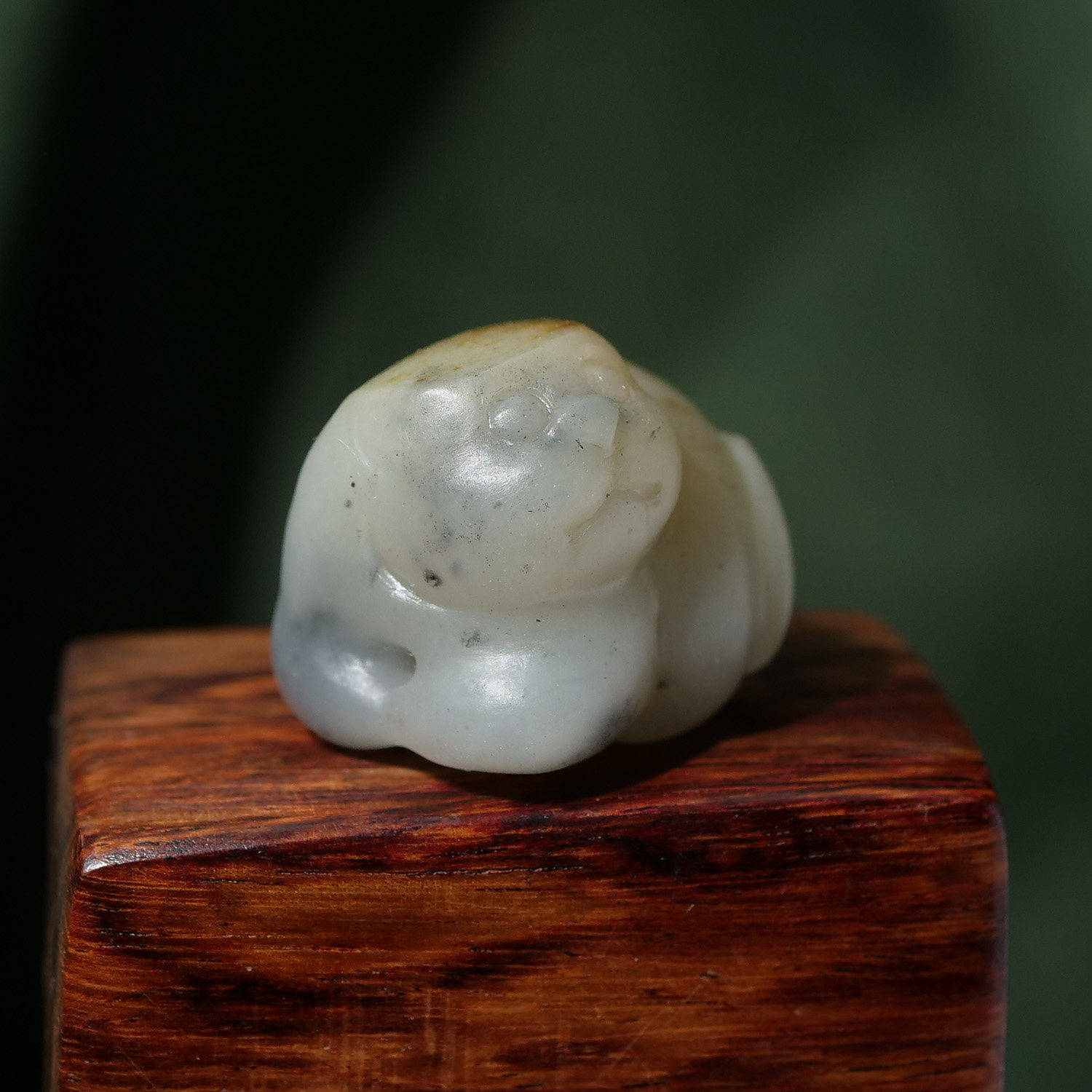 【现货】新疆和田玉手工雕刻 点墨青花籽料 小兽 手玩 吊坠 挂件