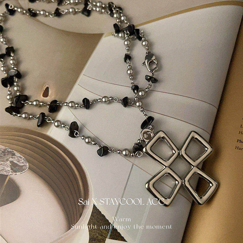 甜酷风镂空十字架吊坠串珠长款女士项链轻奢简约毛衣链高级感