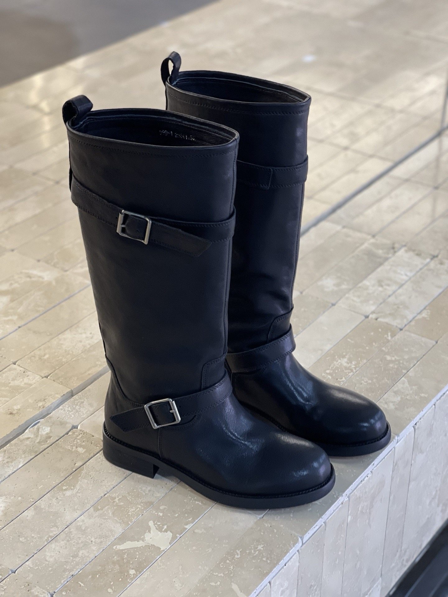 欧货羊皮高筒靴女2025秋冬新款不过膝骑士靴皮带扣圆头平底长靴子,女鞋,骑士靴,淘宝优惠券,粉丝福利购,淘宝优惠卷