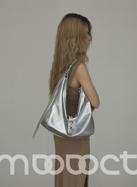 美嘟嘟定制MDODOCT小众设计潮牌包20245新款简约金属感银色单肩包