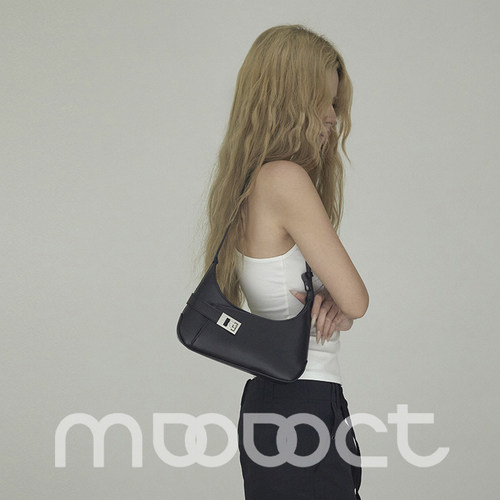 一只精致感十足的腋下包