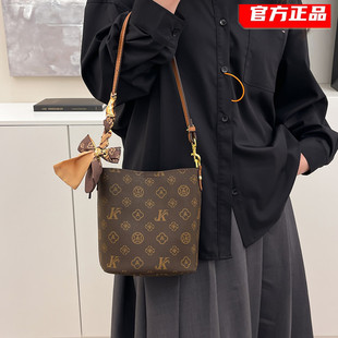 今年流行女士手提单肩斜挎包潮 高级感通勤大包水桶包包女2025新款
