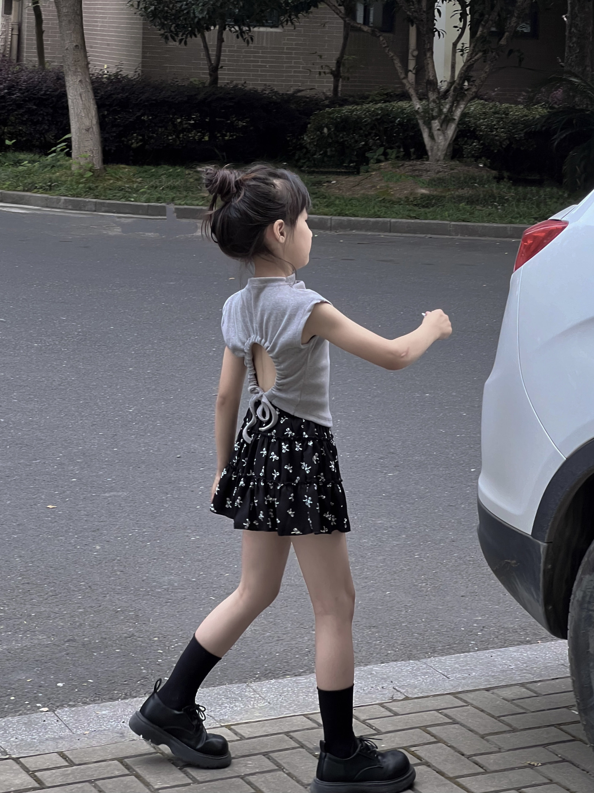 吉小可女童套装2026夏季高领露背T恤搭配设计感蝴蝶结碎花半身裙
