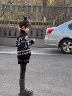 吉小可2025冬季新款儿童高领加厚保暖毛衣女童费尔岛韩版针织套装