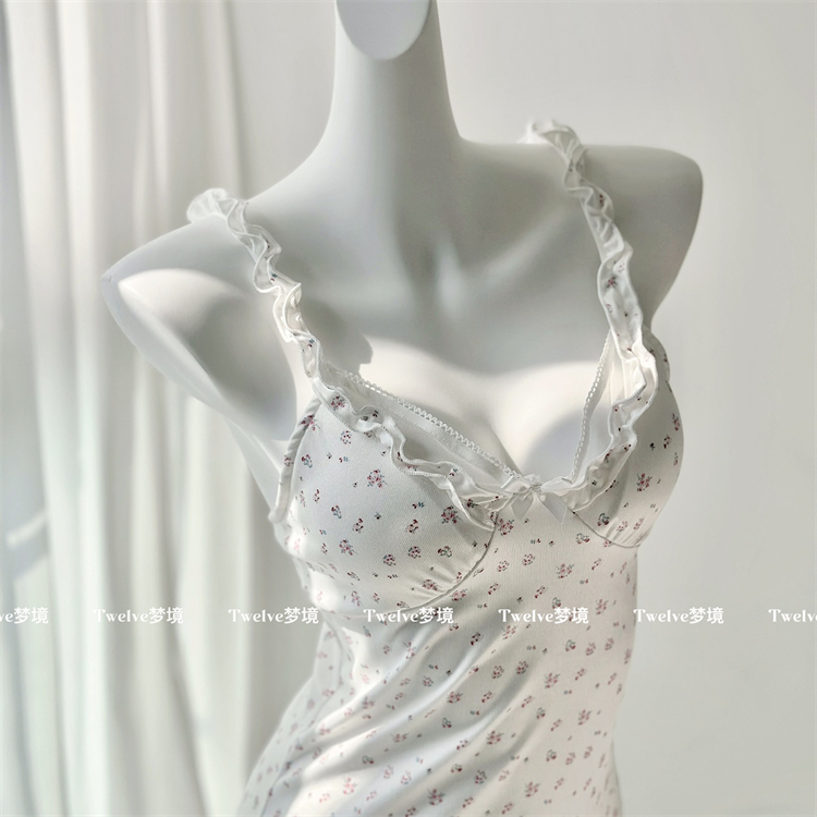 纯欲风带胸垫碎花修身吊带睡裙