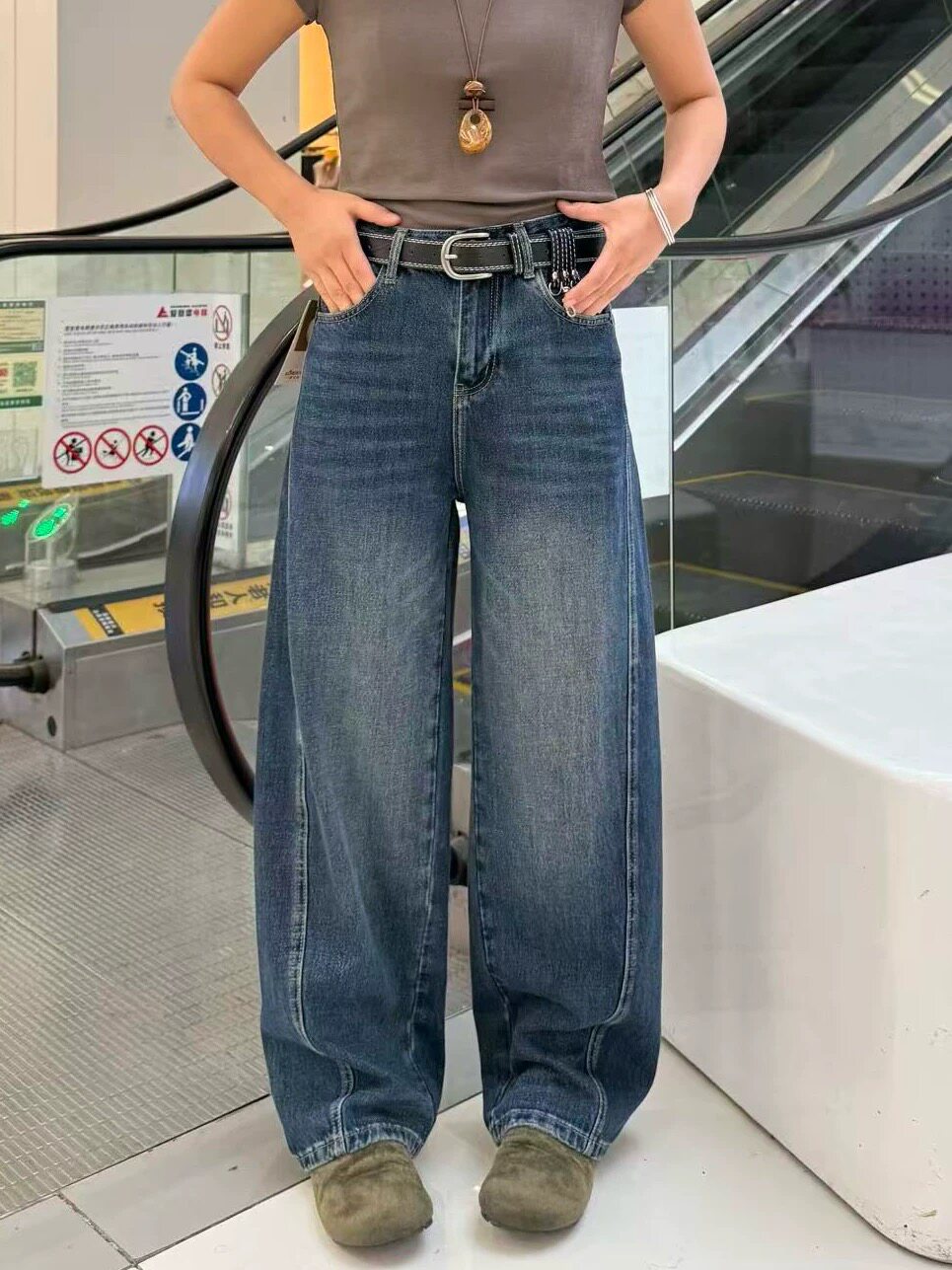 欧货2026秋季新款爆款牛仔裤女深蓝弯刀裤宽松显瘦休闲直筒无弹力