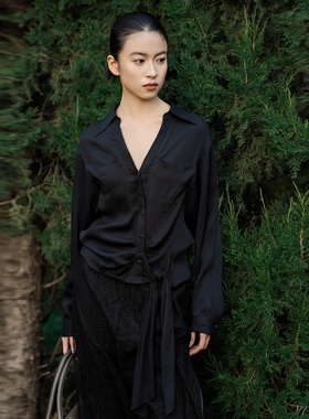 XG/雪歌26春V领飘带衬衫女长袖收腰通勤气质黑色上衣XL121020A490