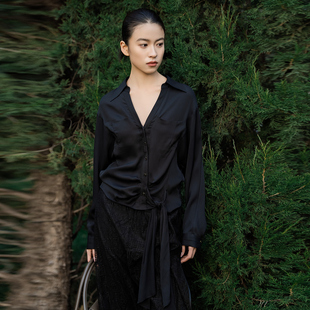 XG/雪歌26春V领飘带衬衫女长袖收腰通勤气质黑色上衣XL121020A490