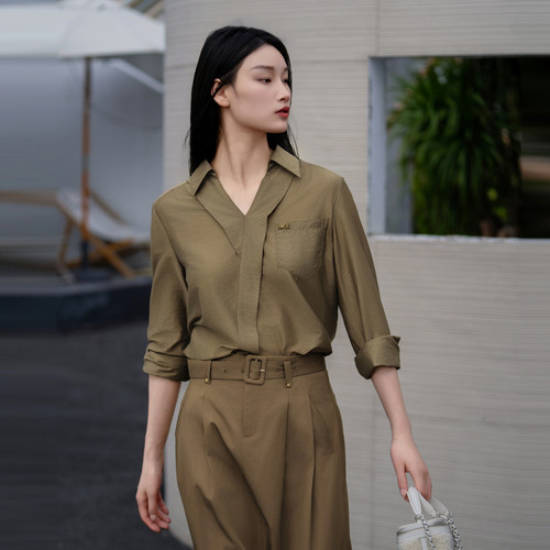 XG/雪歌26秋轻熟风V领长袖衬衫女宽松通勤设计感上衣XK321003A209