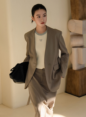 XG/雪歌26春新款极简风无领西装女长袖优雅卡其上衣XL107011A285