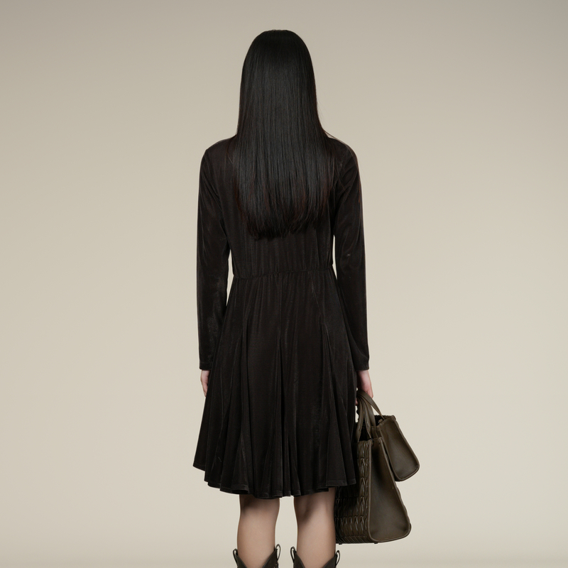 雪歌2025冬季新款褶皱设计复古棕色长袖V领连衣裙女XK404006A174