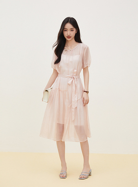 XG/雪歌26夏圆领短袖连衣裙收腰系带中长款轻透裙子XK204113A908