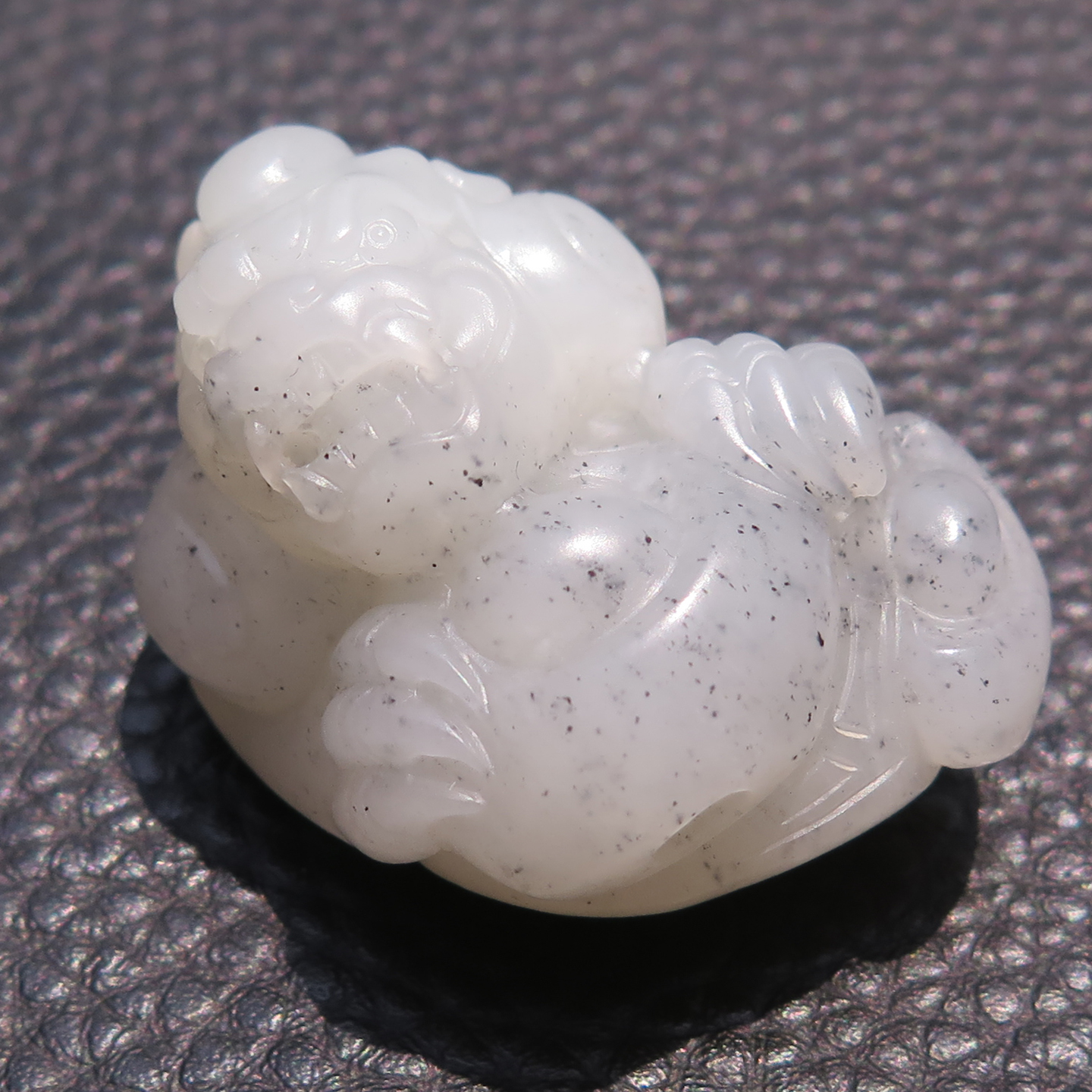 天然和田玉新疆点墨青花籽料貔貅吊坠S