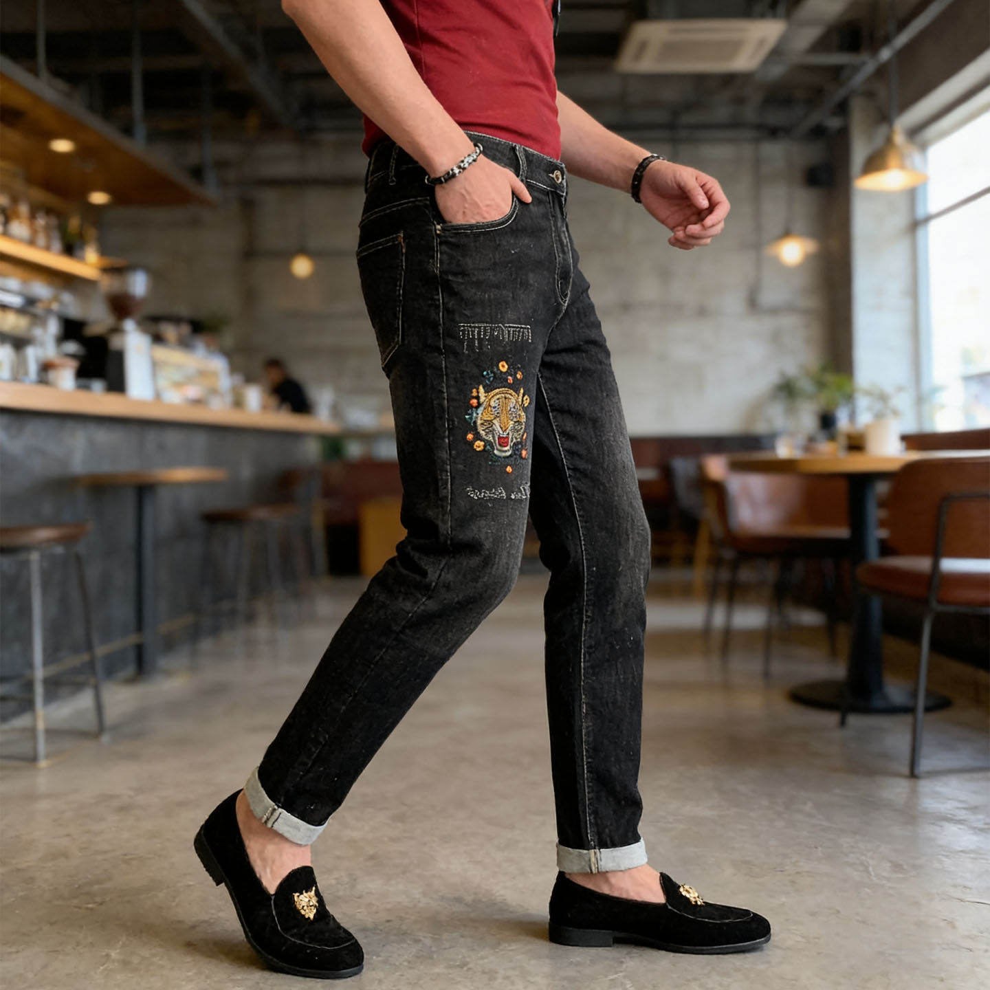 新款高级感黑色牛仔裤男潮牌刺绣设计感修身直筒弹力舒适百搭长裤