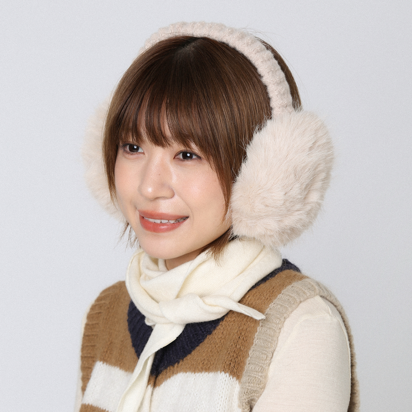 卡其色兔毛感耳罩冬季女毛绒绒