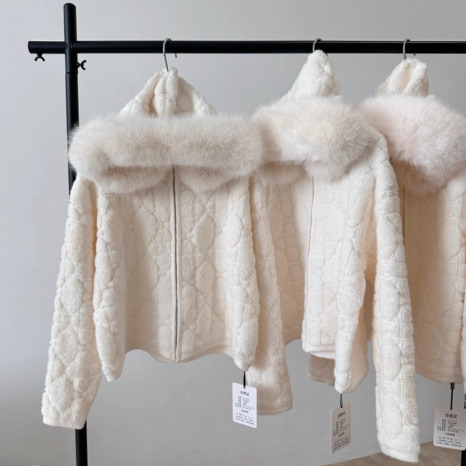 D家菱格尖子生毛领高级毛衣外套