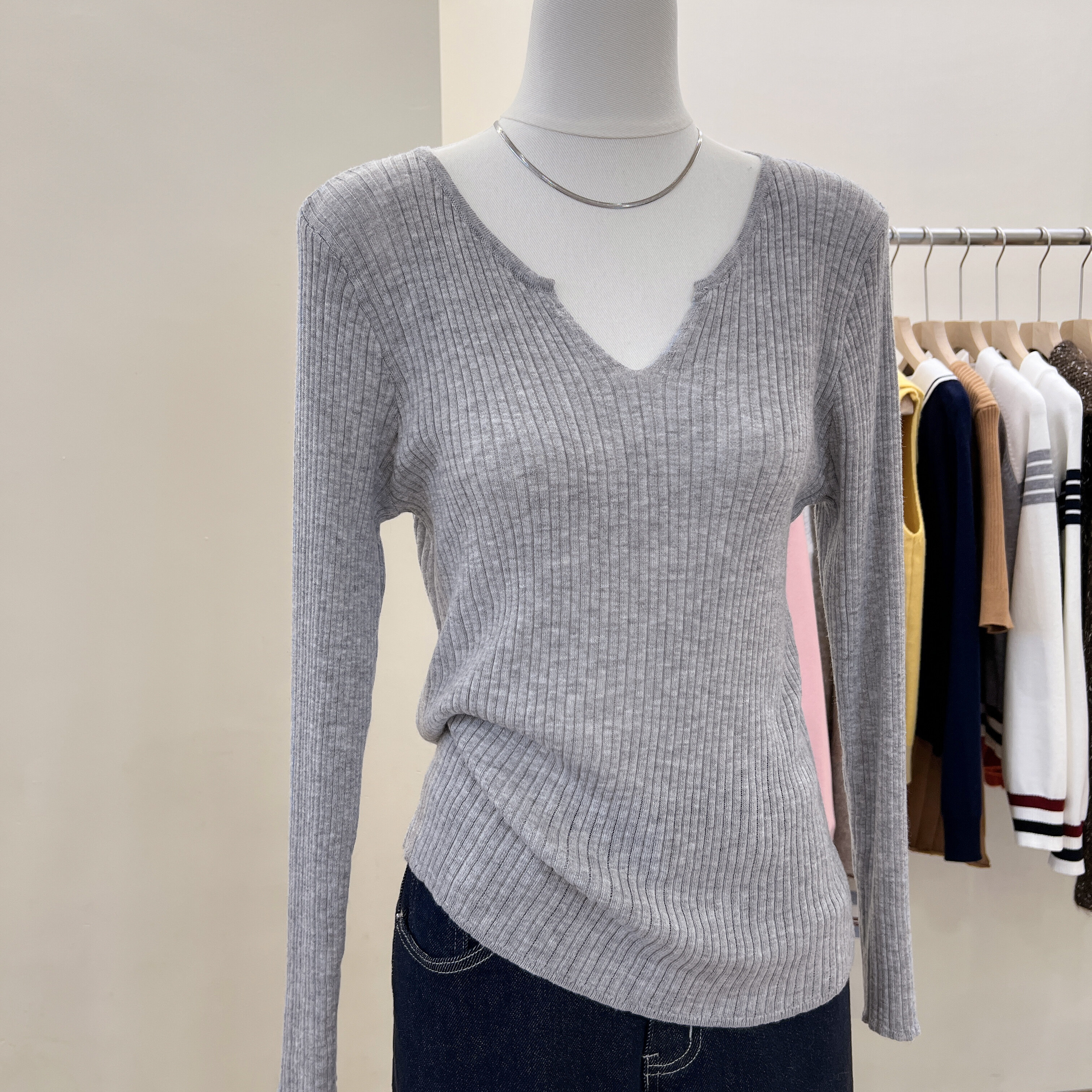 白色V领针织衫长袖打底衫女秋冬